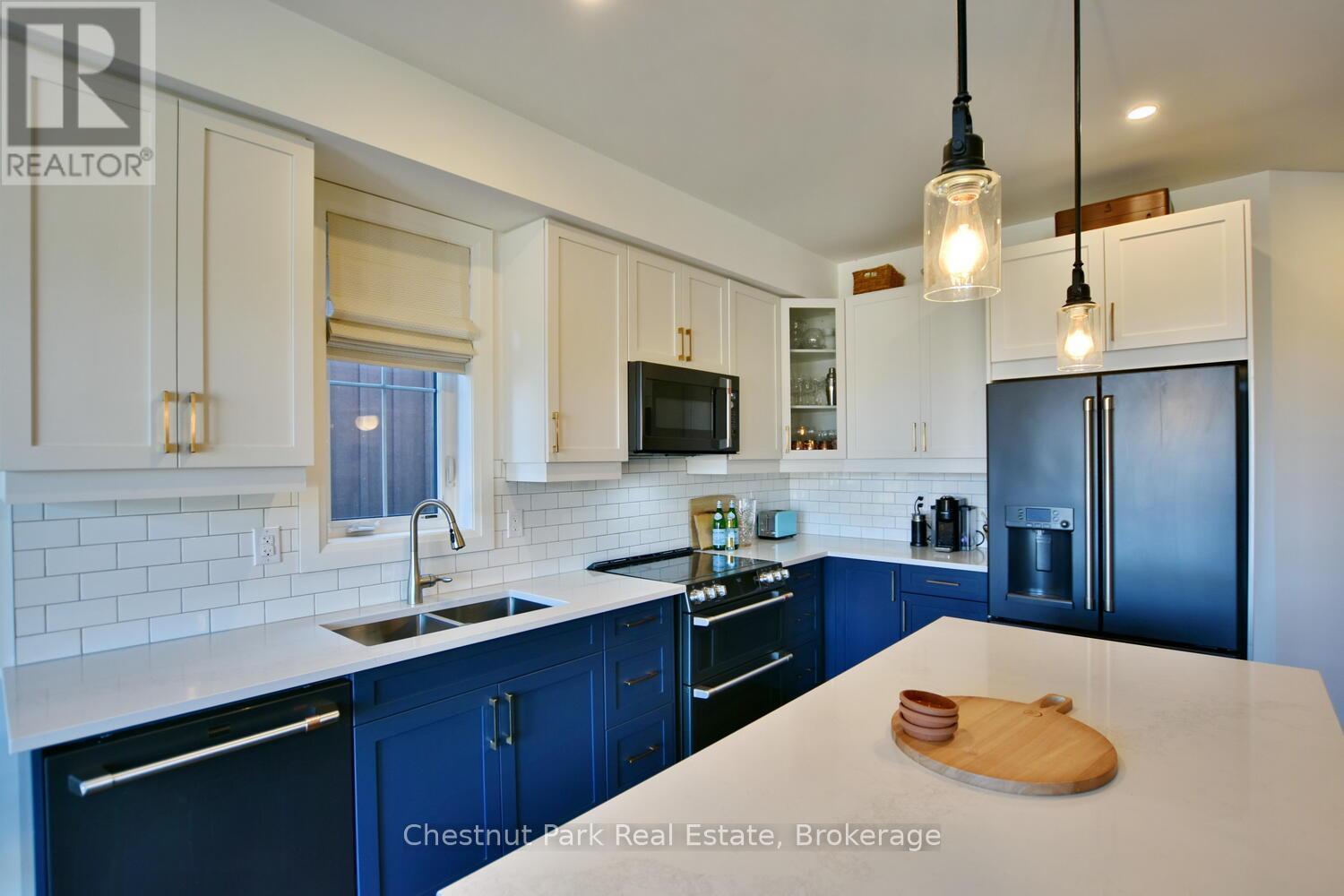 146 Red Pine Street, Blue Mountains, ON - Indoor Photo Showing Kitchen With Double Sink With Upgraded Kitchen