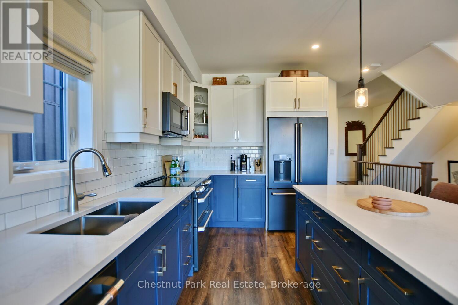146 Red Pine Street, Blue Mountains, ON - Indoor Photo Showing Kitchen With Double Sink With Upgraded Kitchen