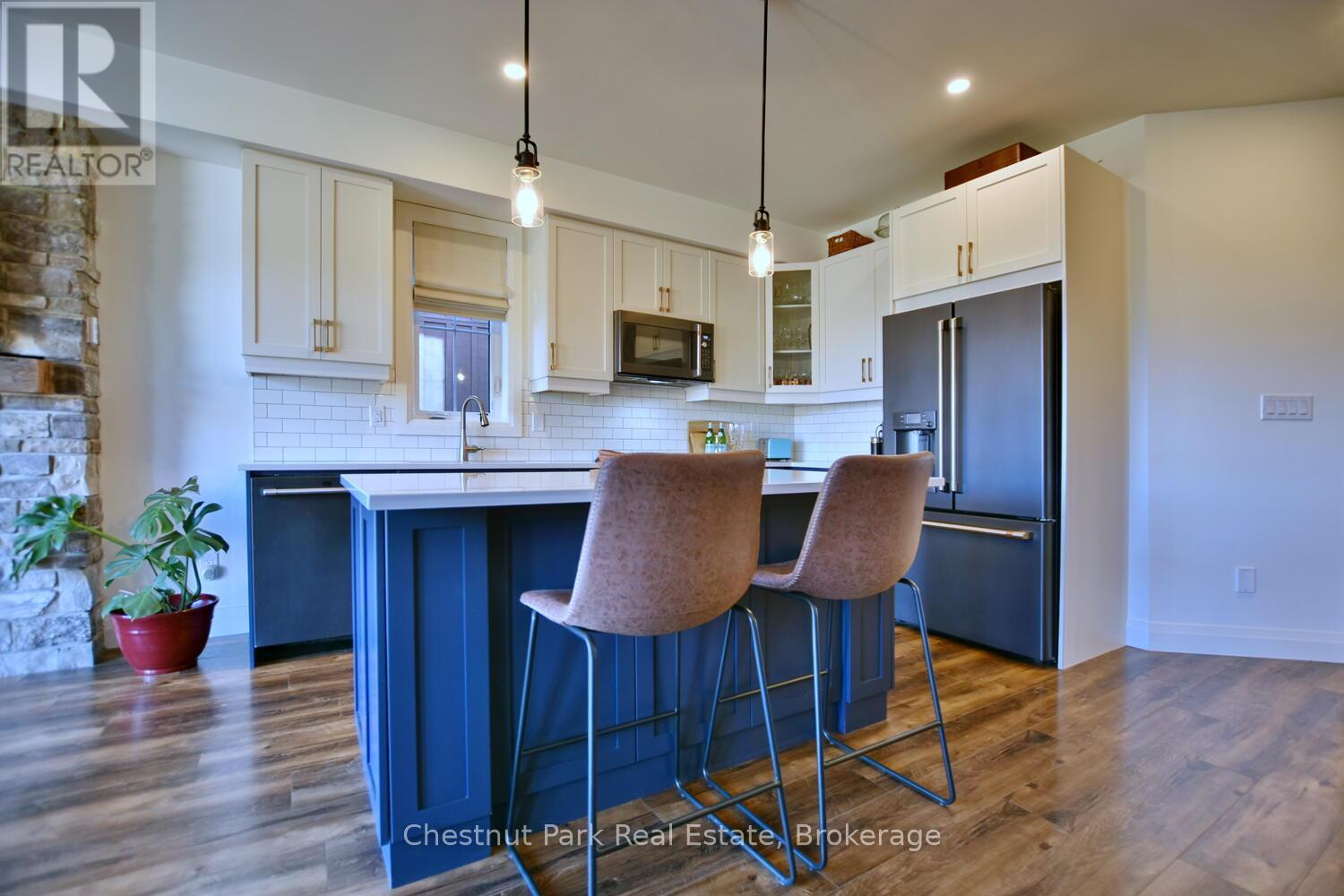 146 Red Pine Street, Blue Mountains, ON - Indoor Photo Showing Kitchen With Upgraded Kitchen