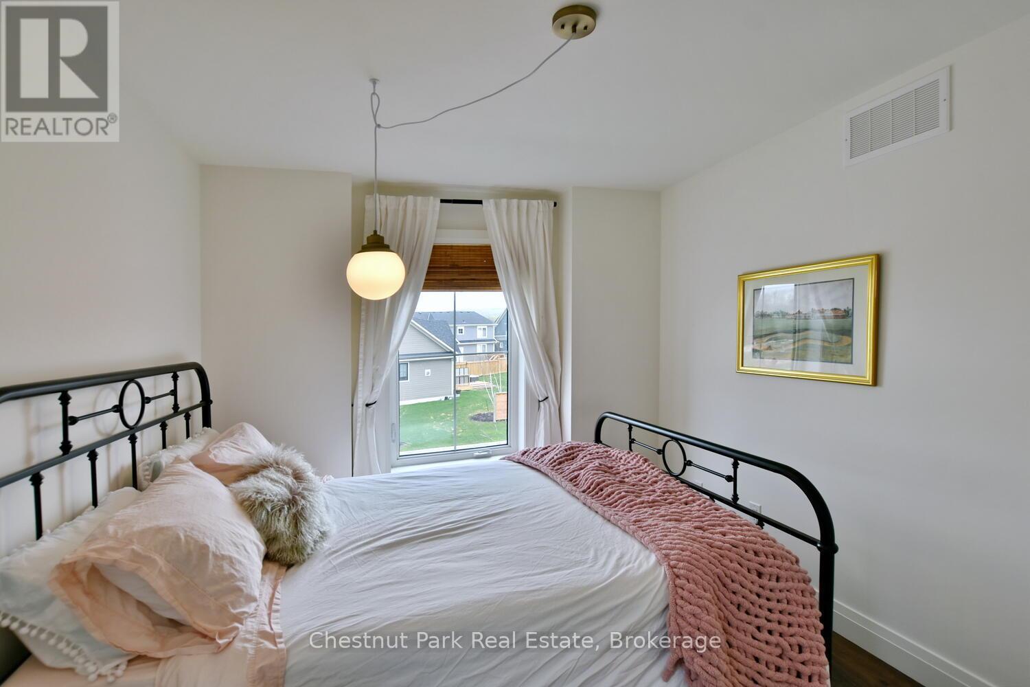 146 Red Pine Street, Blue Mountains, ON - Indoor Photo Showing Bedroom