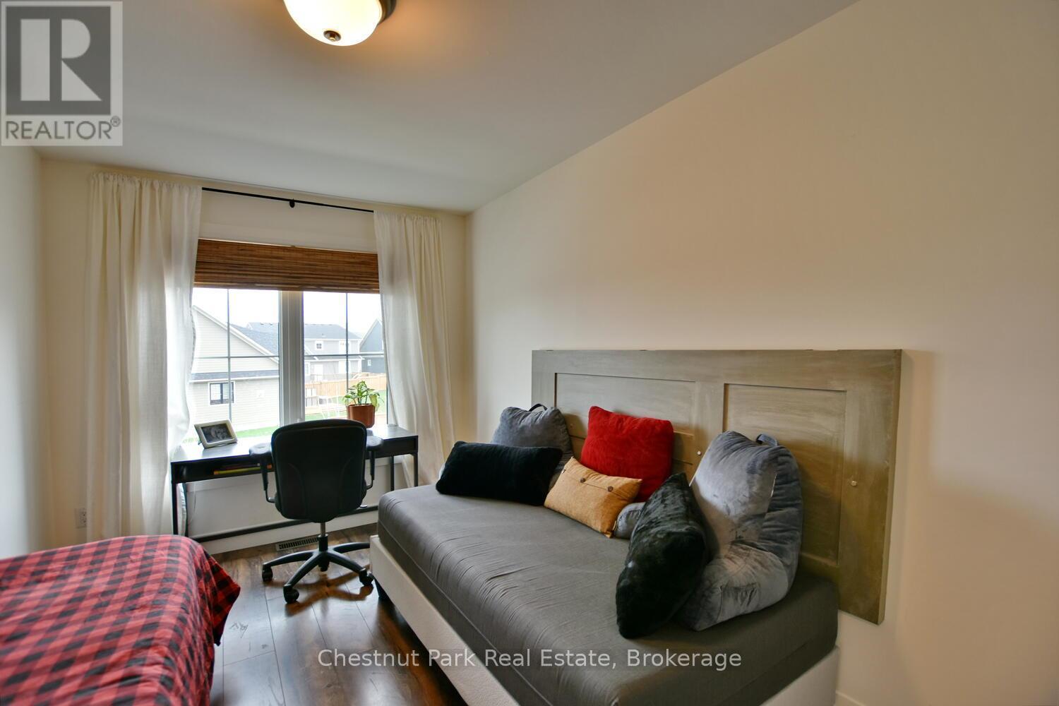 146 Red Pine Street, Blue Mountains, ON - Indoor Photo Showing Bedroom