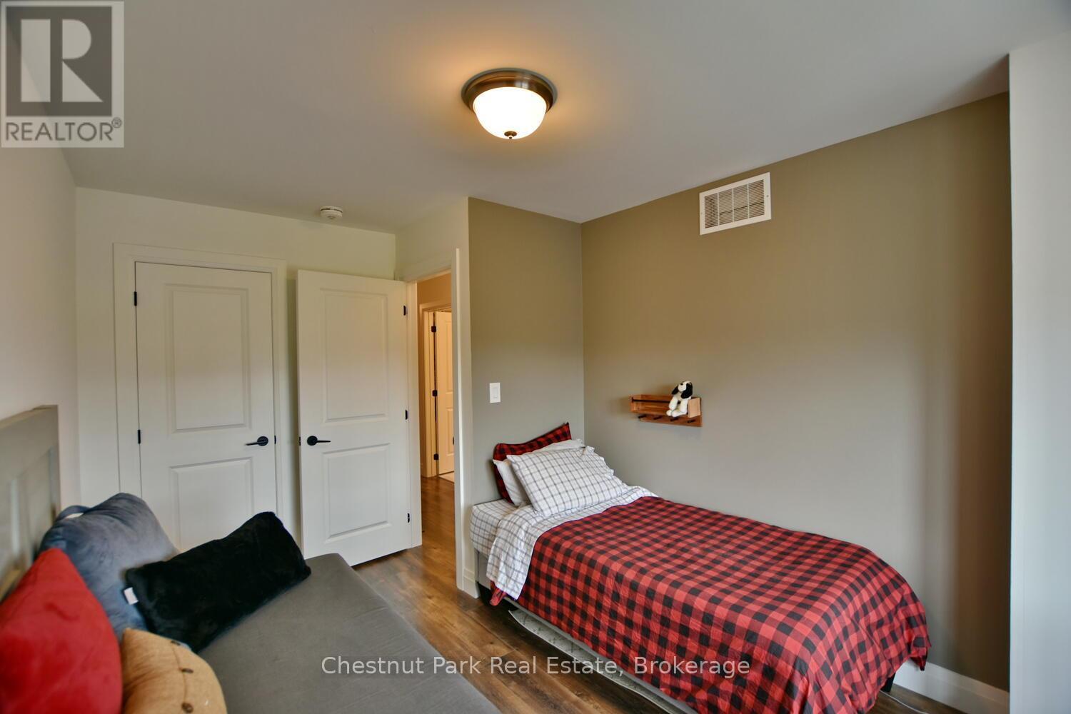 146 Red Pine Street, Blue Mountains, ON - Indoor Photo Showing Bedroom