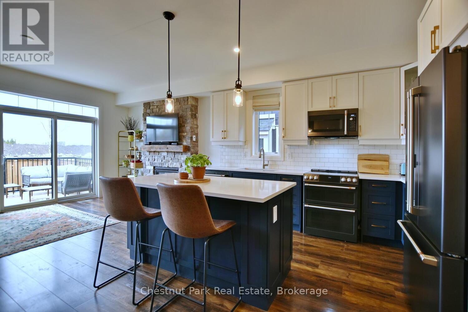 146 Red Pine Street, Blue Mountains, ON - Indoor Photo Showing Kitchen With Upgraded Kitchen