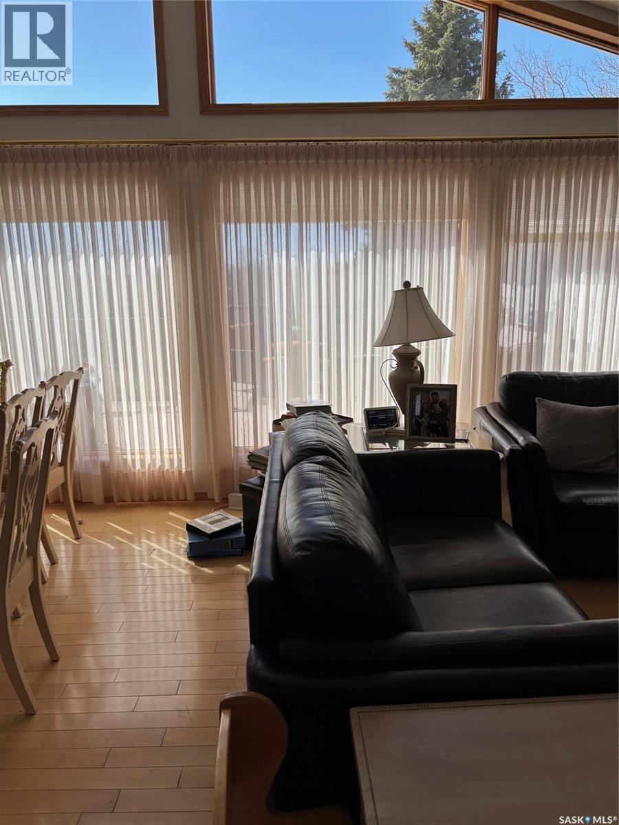 110 Logan Crescent E, Yorkton, SK - Indoor Photo Showing Living Room