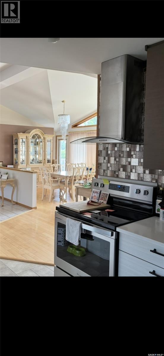 110 Logan Crescent E, Yorkton, SK - Indoor Photo Showing Kitchen