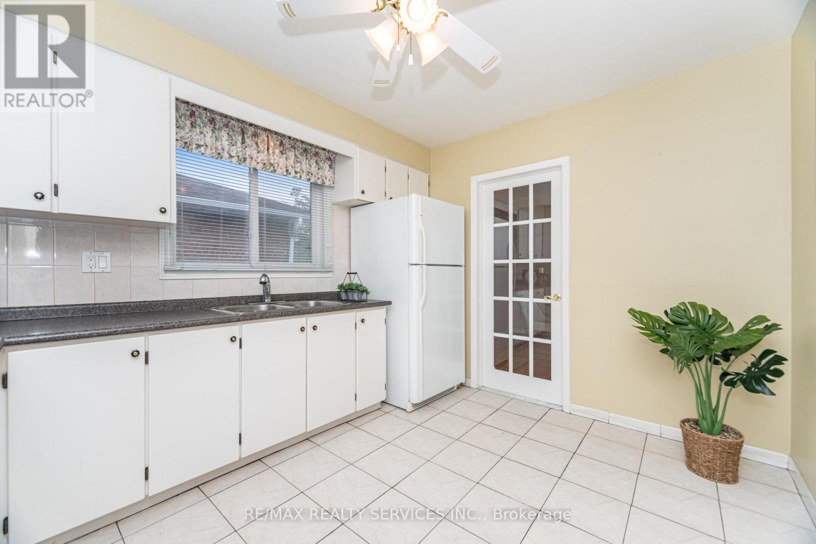 41 Kimbark Drive, Brampton, ON - Indoor Photo Showing Kitchen