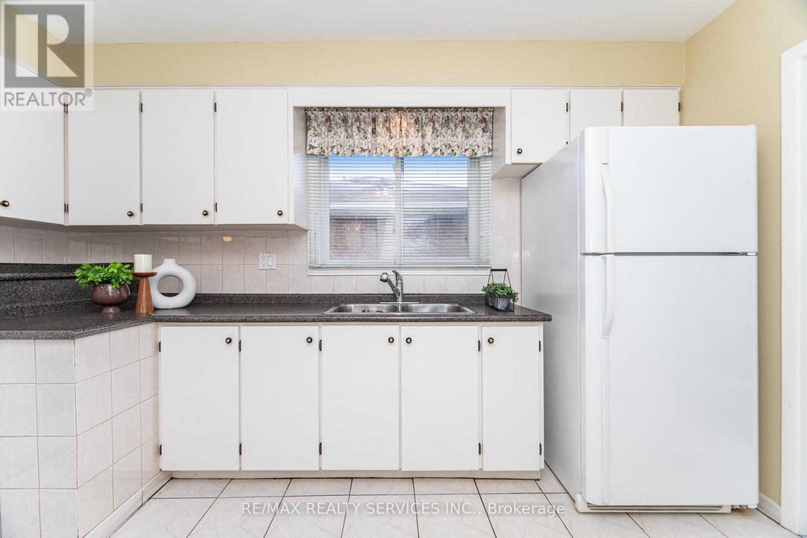 41 Kimbark Drive, Brampton, ON - Indoor Photo Showing Kitchen With Double Sink