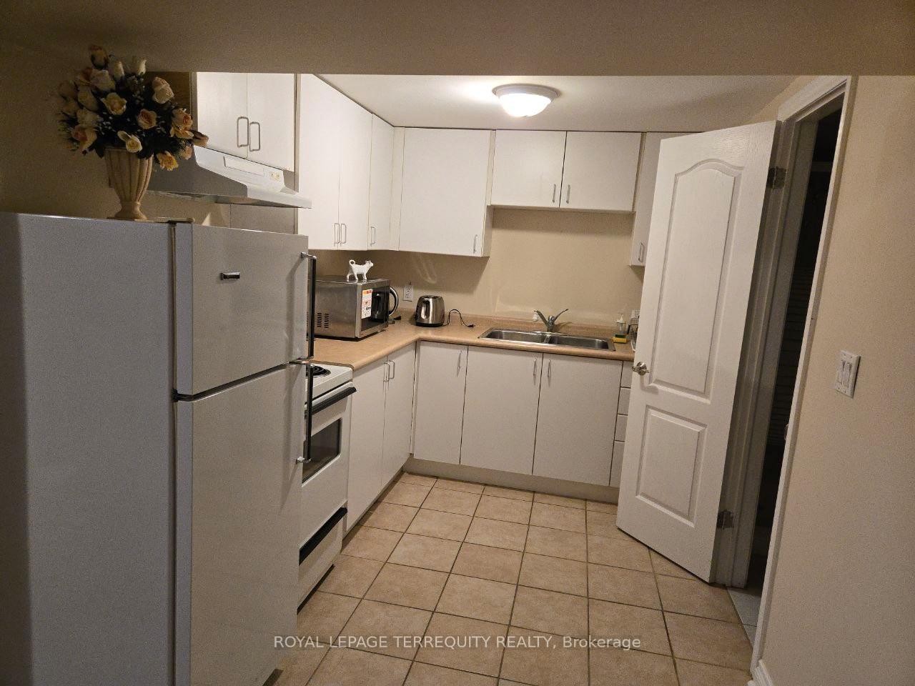 Basement-323 Towercrest Drive, Newmarket, ON - Indoor Photo Showing Kitchen With Double Sink