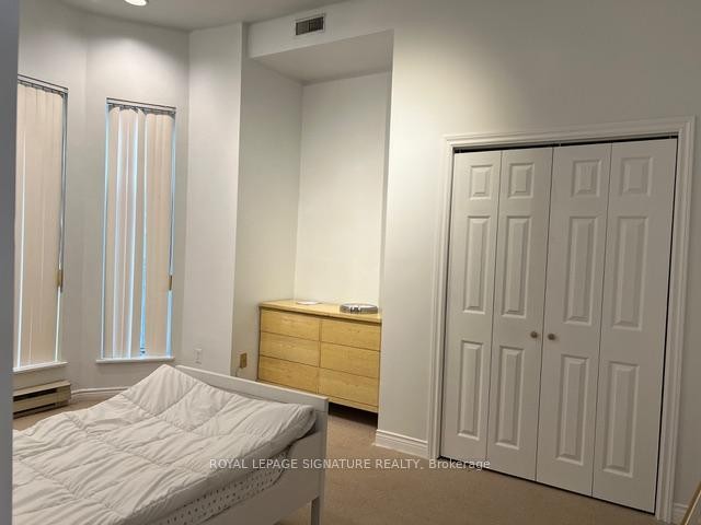 Main-208 Carlton Street, Toronto, ON - Indoor Photo Showing Bedroom