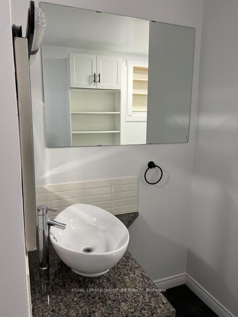 Main-208 Carlton Street, Toronto, ON - Indoor Photo Showing Bathroom