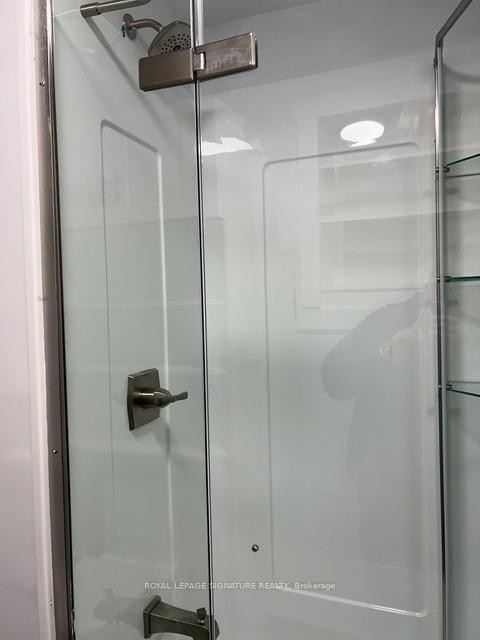 Main-208 Carlton Street, Toronto, ON - Indoor Photo Showing Bathroom