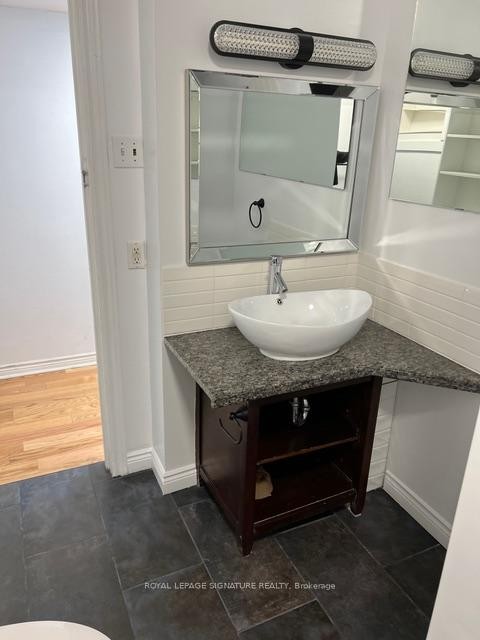 Main-208 Carlton Street, Toronto, ON - Indoor Photo Showing Bathroom