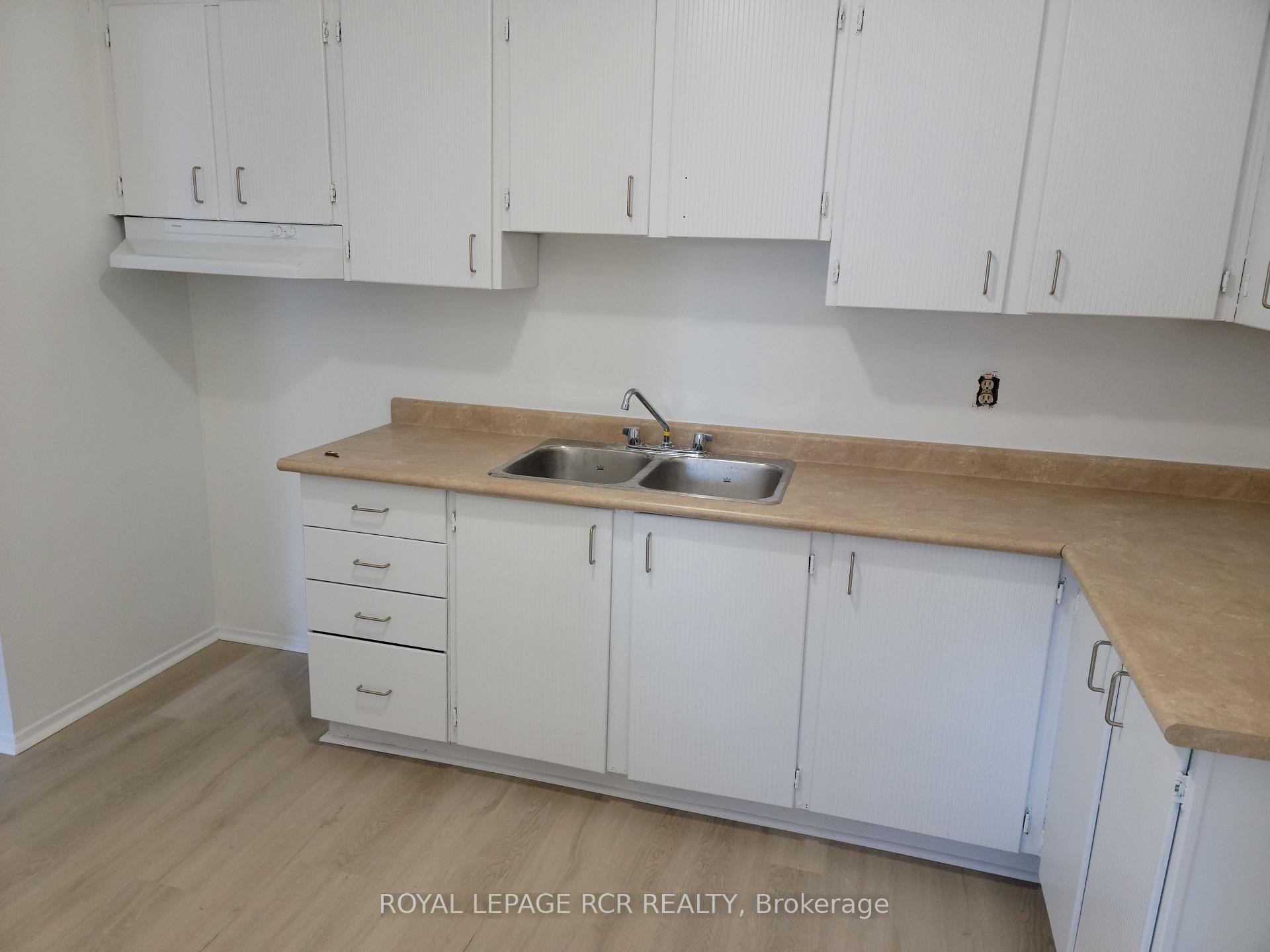 206-2 Orchard Heights Boulevard, Aurora, ON - Indoor Photo Showing Kitchen With Double Sink