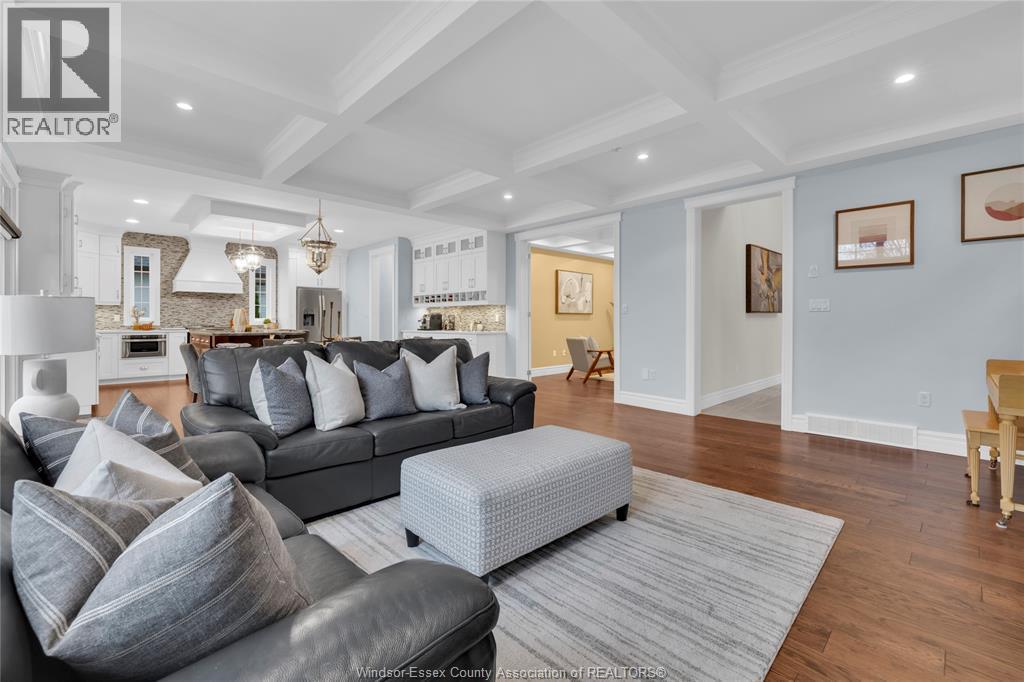 102 Hayes Avenue, Tecumseh, ON - Indoor Photo Showing Living Room