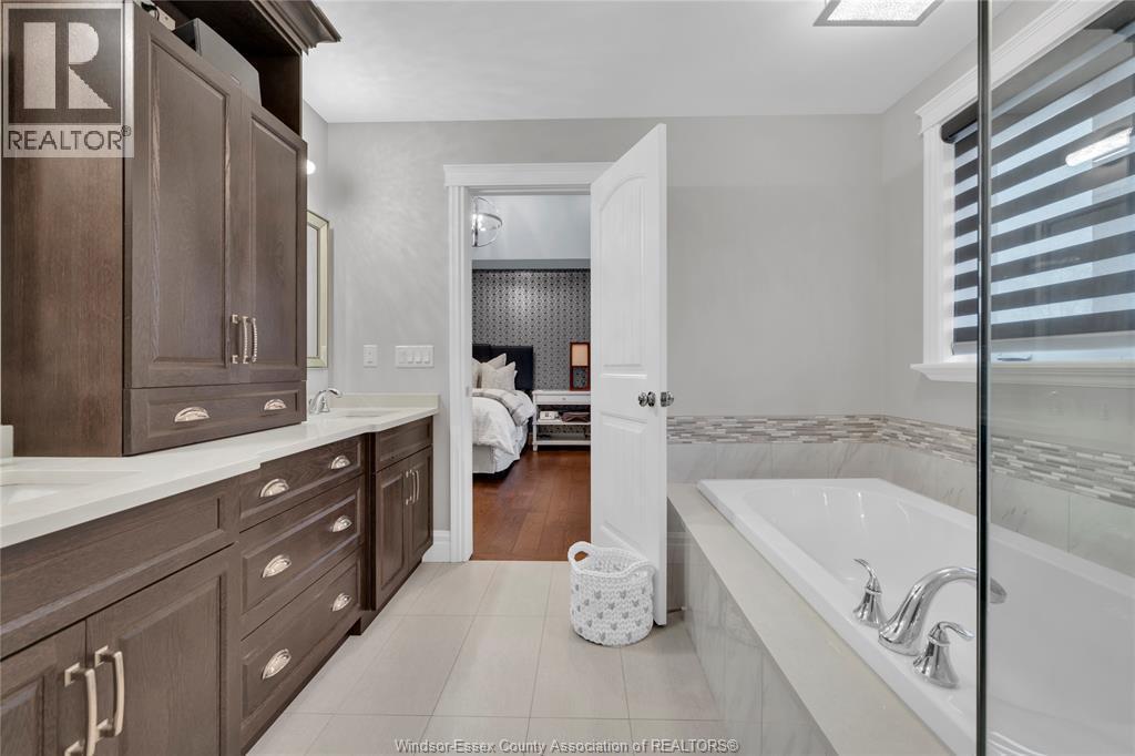 102 Hayes Avenue, Tecumseh, ON - Indoor Photo Showing Bathroom