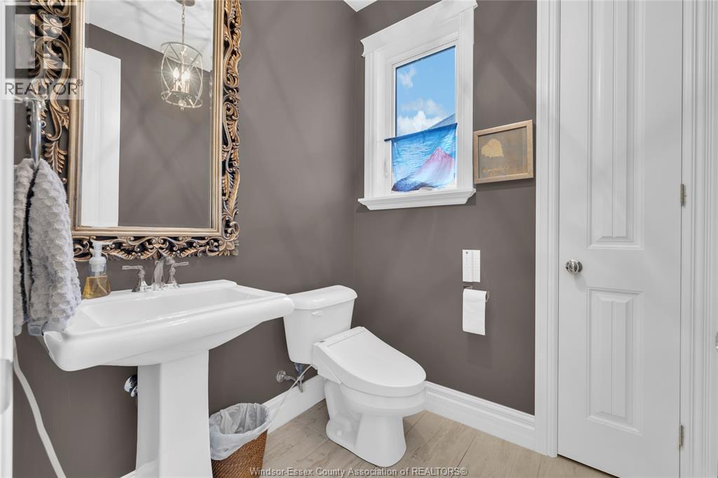 102 Hayes Avenue, Tecumseh, ON - Indoor Photo Showing Bathroom