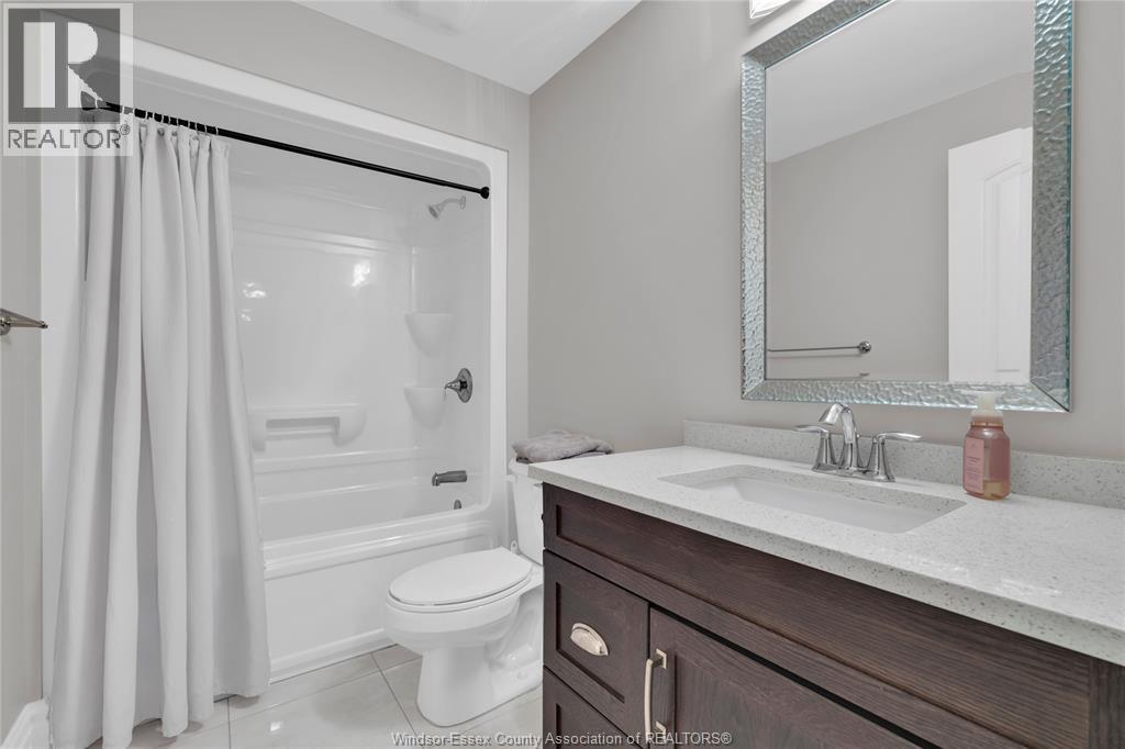 102 Hayes Avenue, Tecumseh, ON - Indoor Photo Showing Bathroom