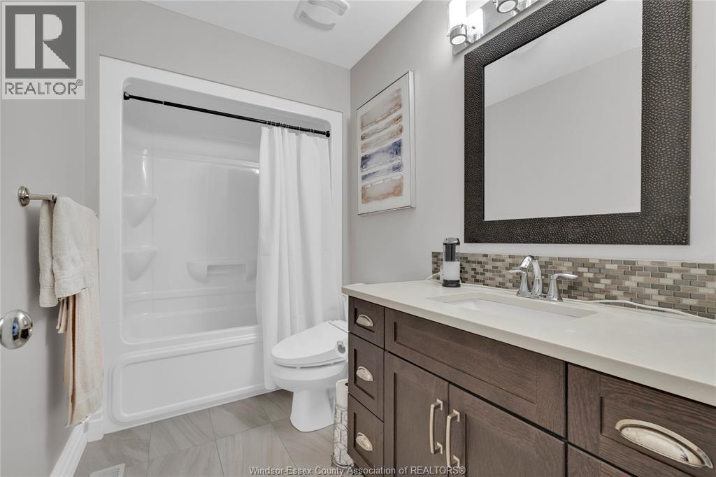 102 Hayes Avenue, Tecumseh, ON - Indoor Photo Showing Bathroom