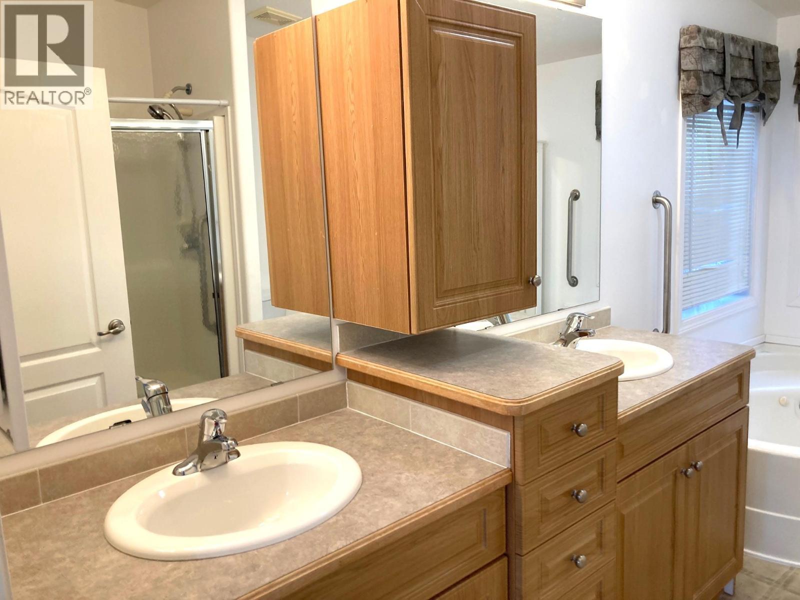 5 pc ensiute - 1510 Trans Canada Highway Unit# 63, Sorrento, BC