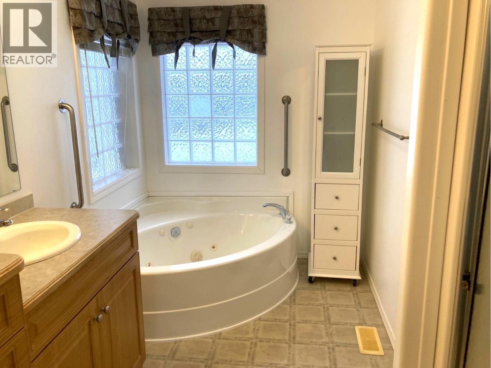 jetted tub in ensuite - 1510 Trans Canada Highway Unit# 63, Sorrento, BC