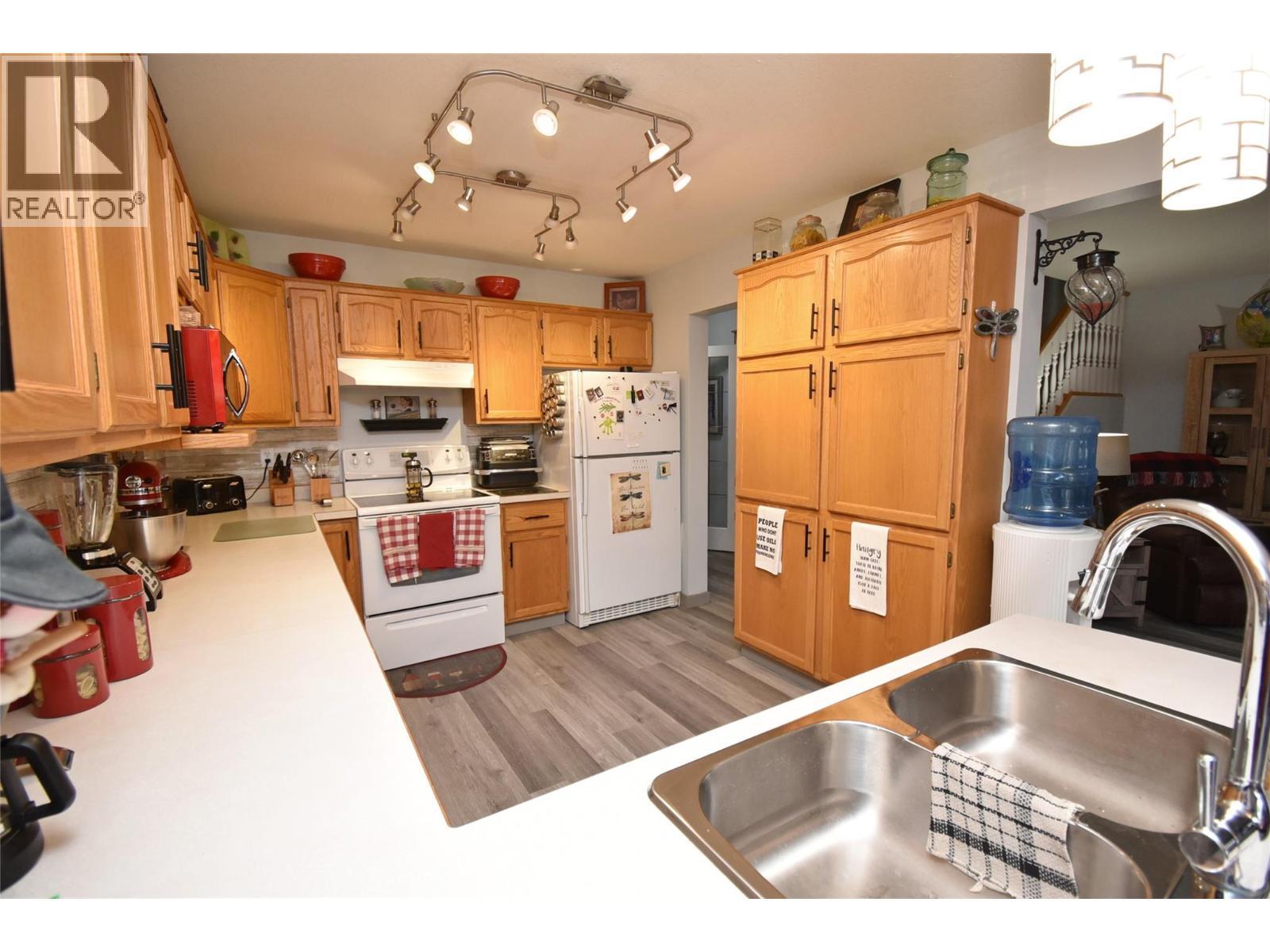 4404 20 Street Unit# 3, Vernon, BC - Indoor Photo Showing Kitchen With Double Sink