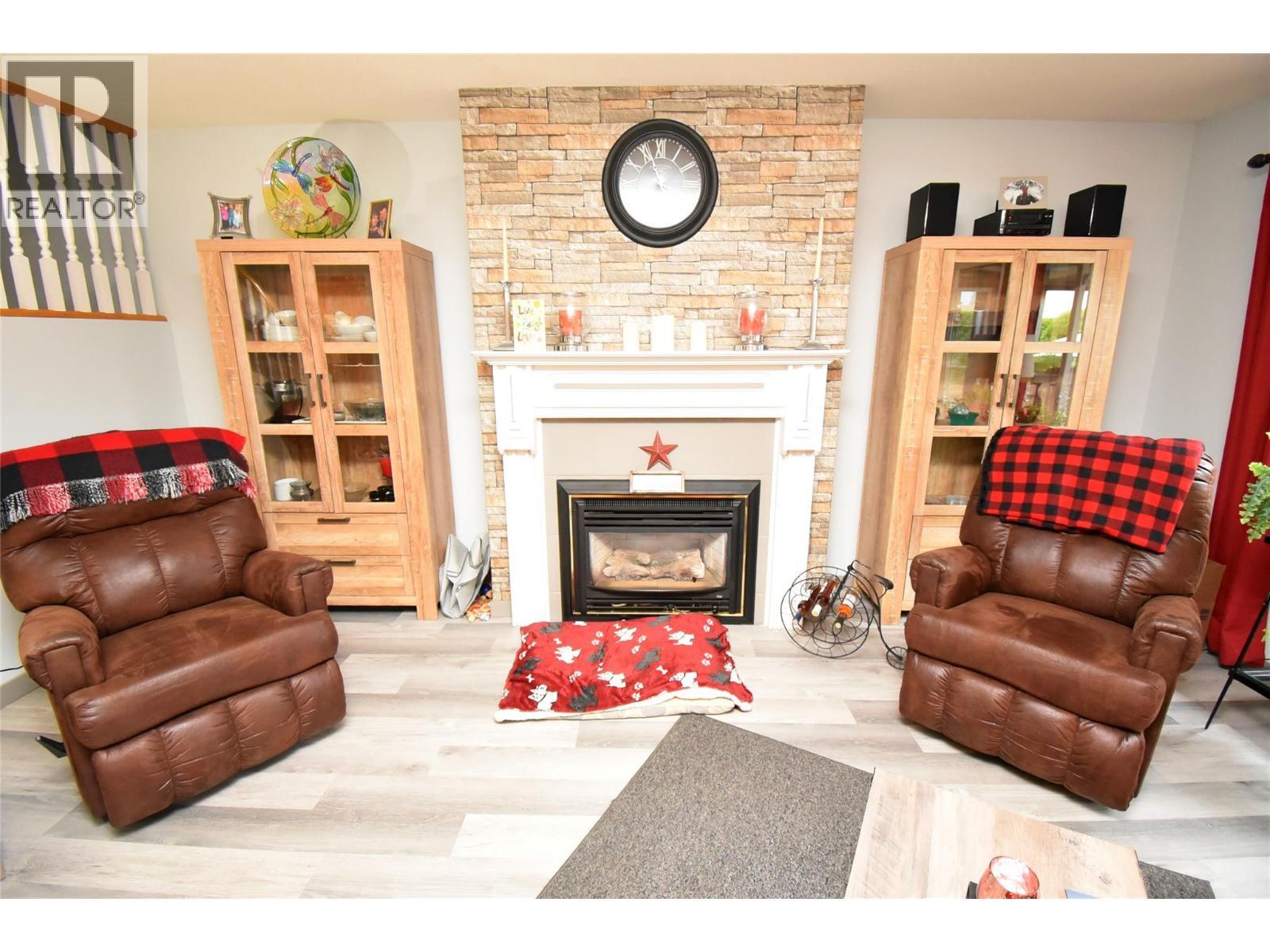 4404 20 Street Unit# 3, Vernon, BC - Indoor Photo Showing Living Room With Fireplace