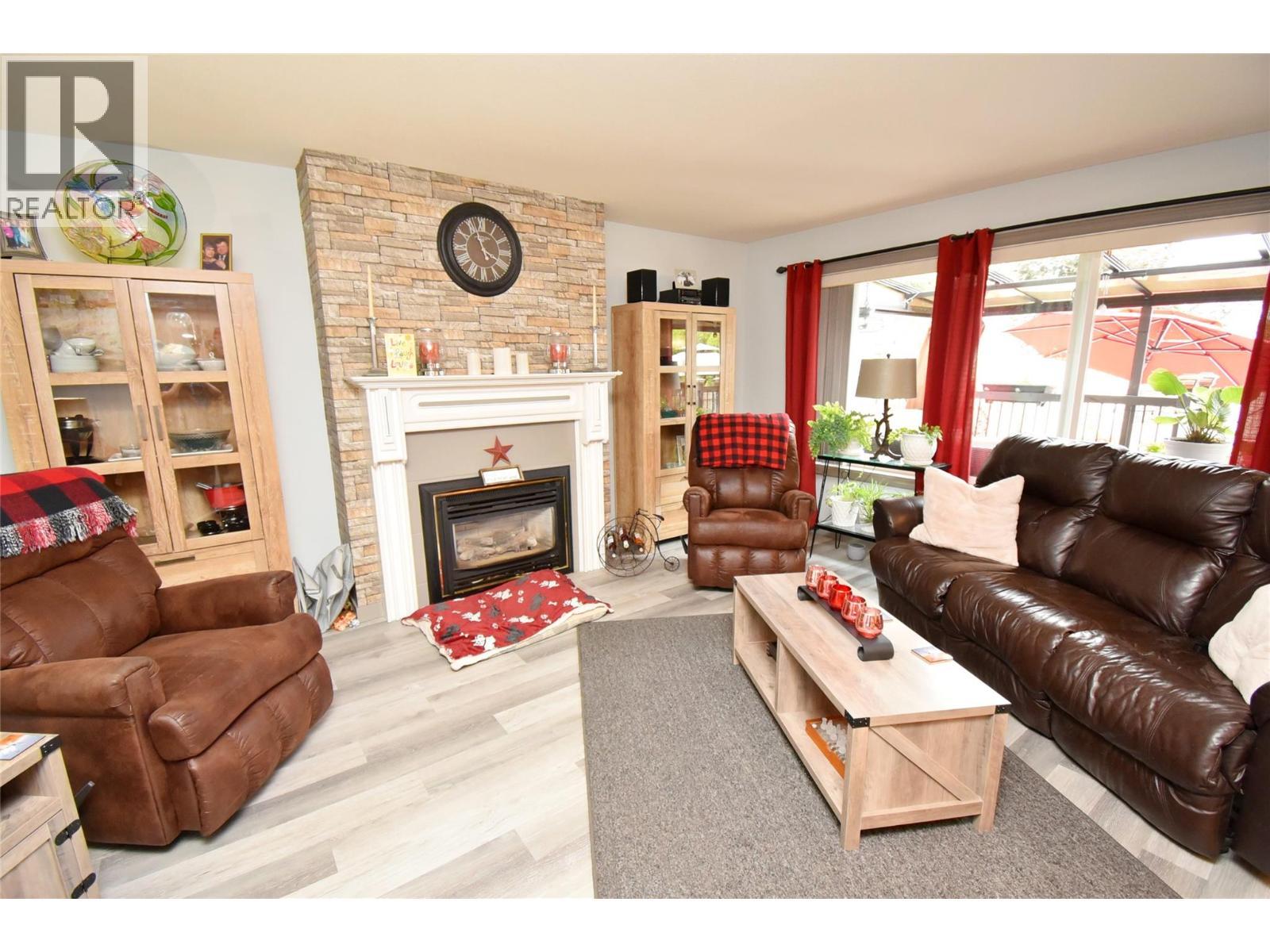 4404 20 Street Unit# 3, Vernon, BC - Indoor Photo Showing Living Room With Fireplace