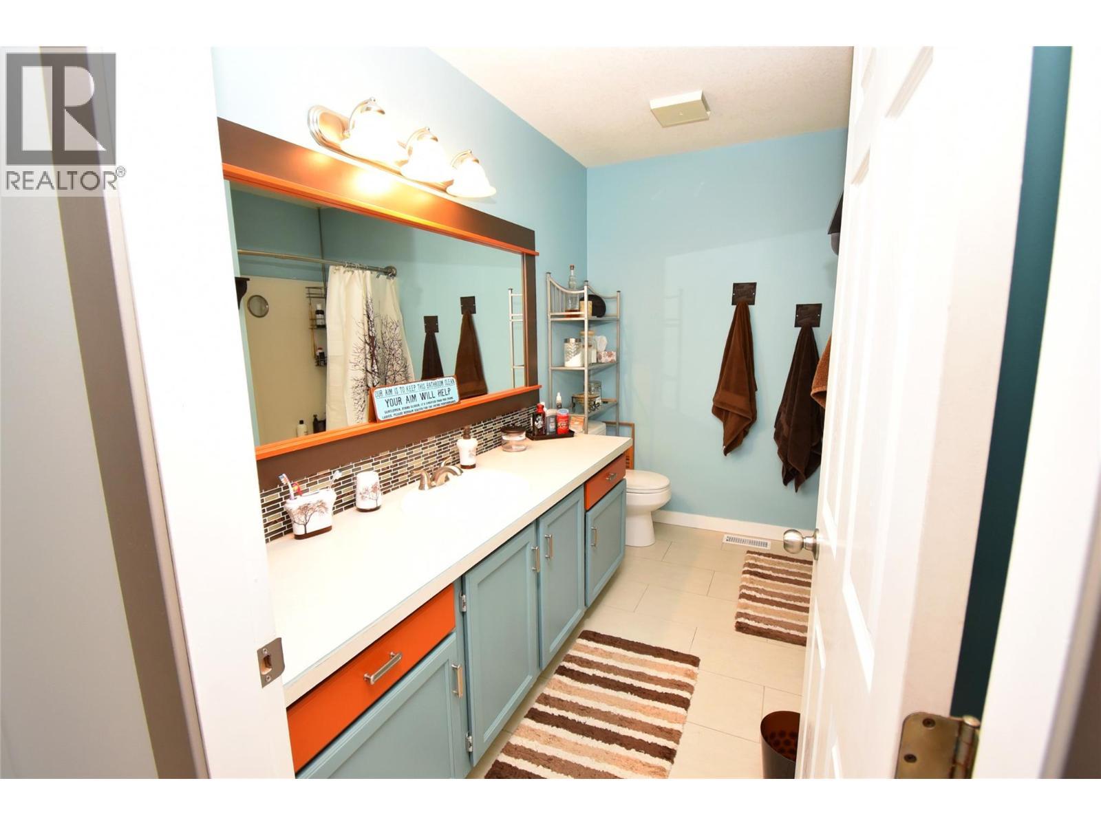 Main 4pc bathroom on 2nd floor - 4404 20 Street Unit# 3, Vernon, BC - Indoor Photo Showing Bathroom