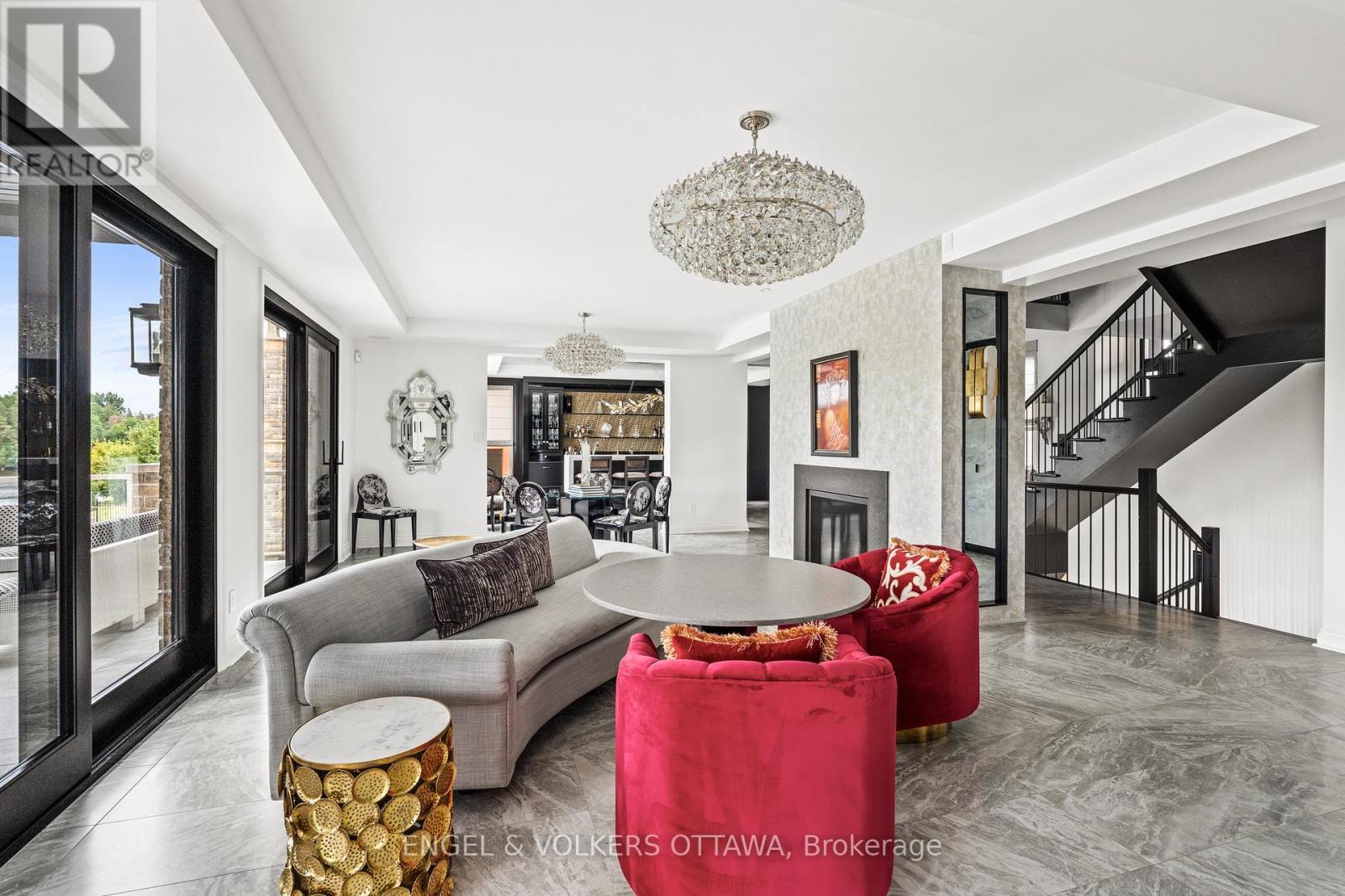 151 Winding Way, Ottawa, ON - Indoor Photo Showing Living Room