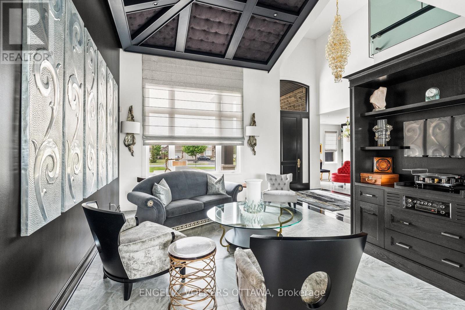 151 Winding Way, Ottawa, ON - Indoor Photo Showing Living Room