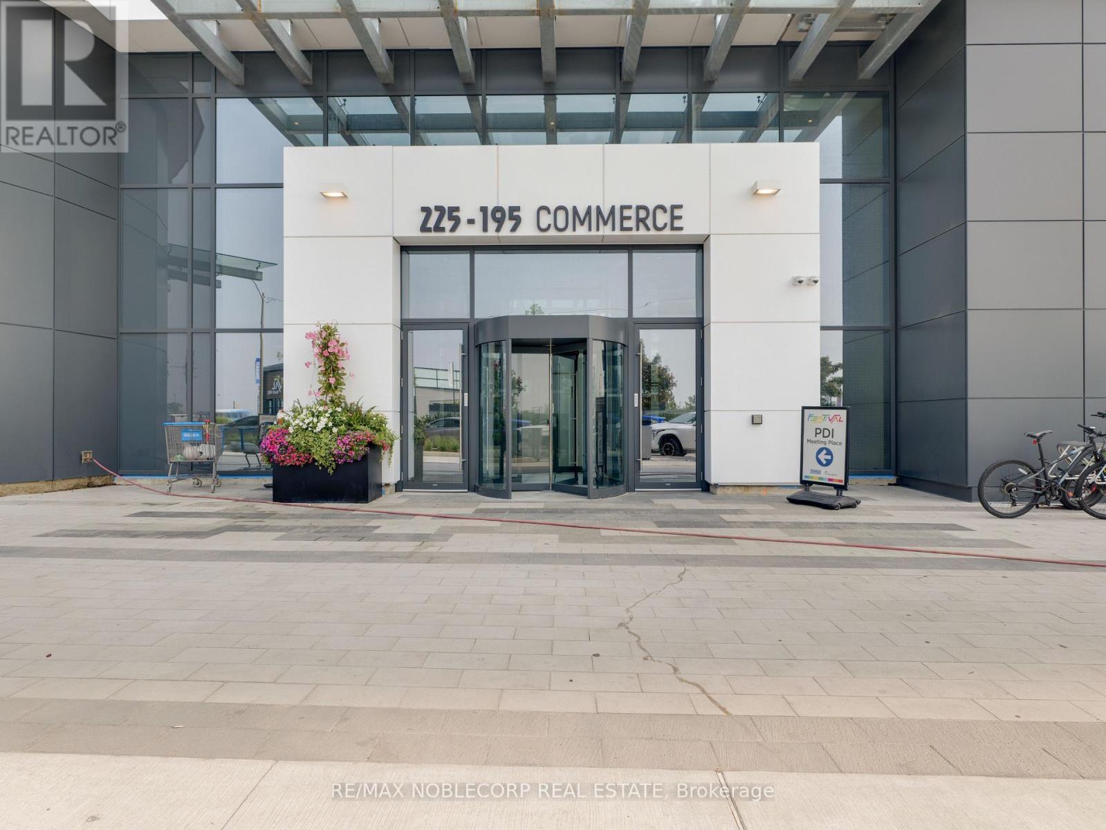 5012 - 225 Commerce Street, Vaughan, ON - Photo Showing Garage