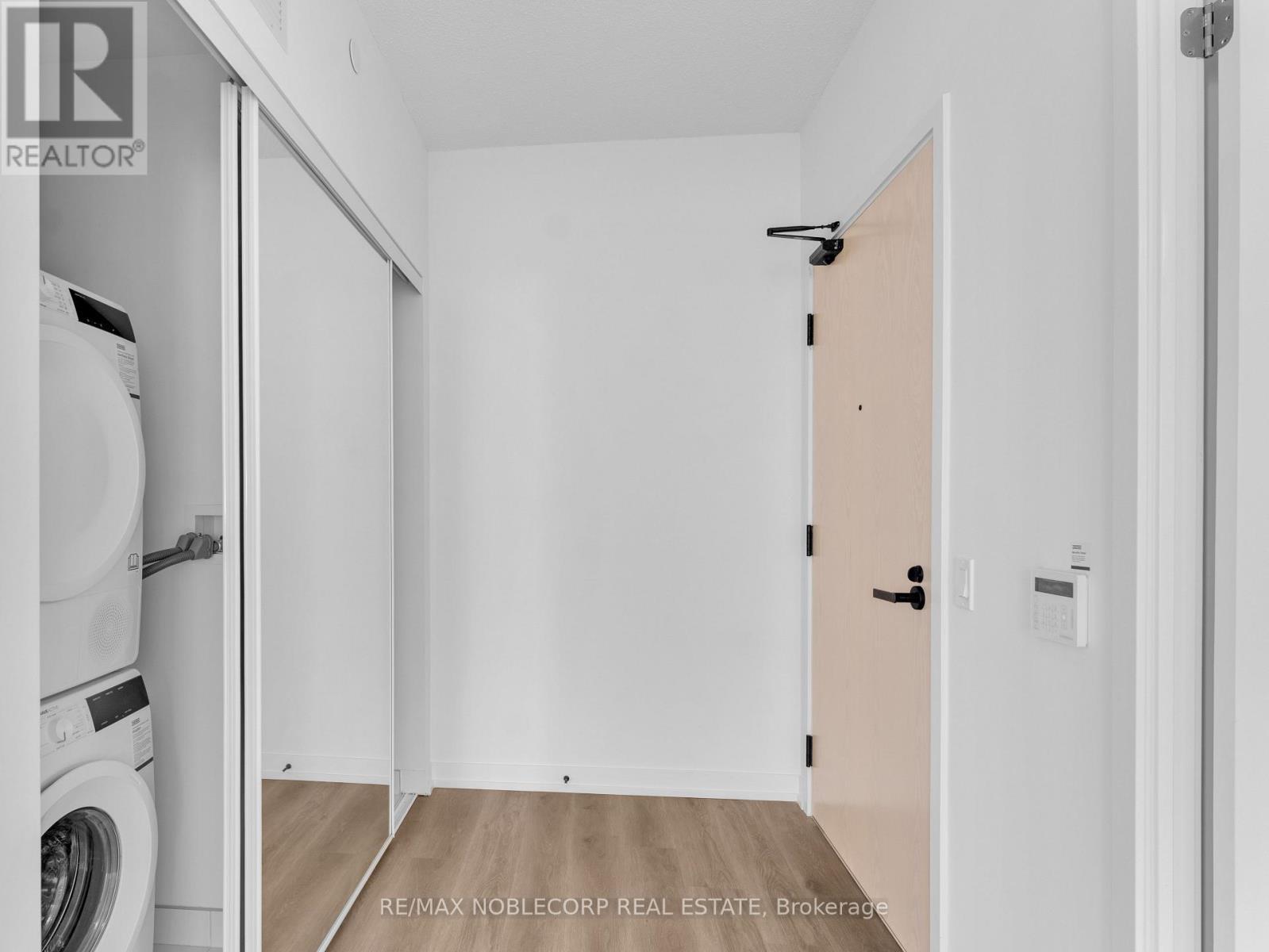 5012 - 225 Commerce Street, Vaughan, ON - Indoor Photo Showing Laundry Room