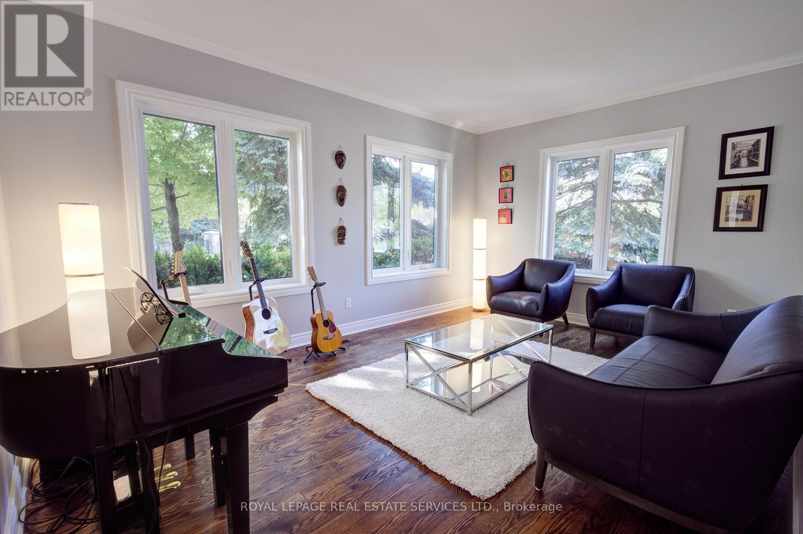 1079 Skyvalley Crescent, Oakville, ON - Indoor Photo Showing Living Room