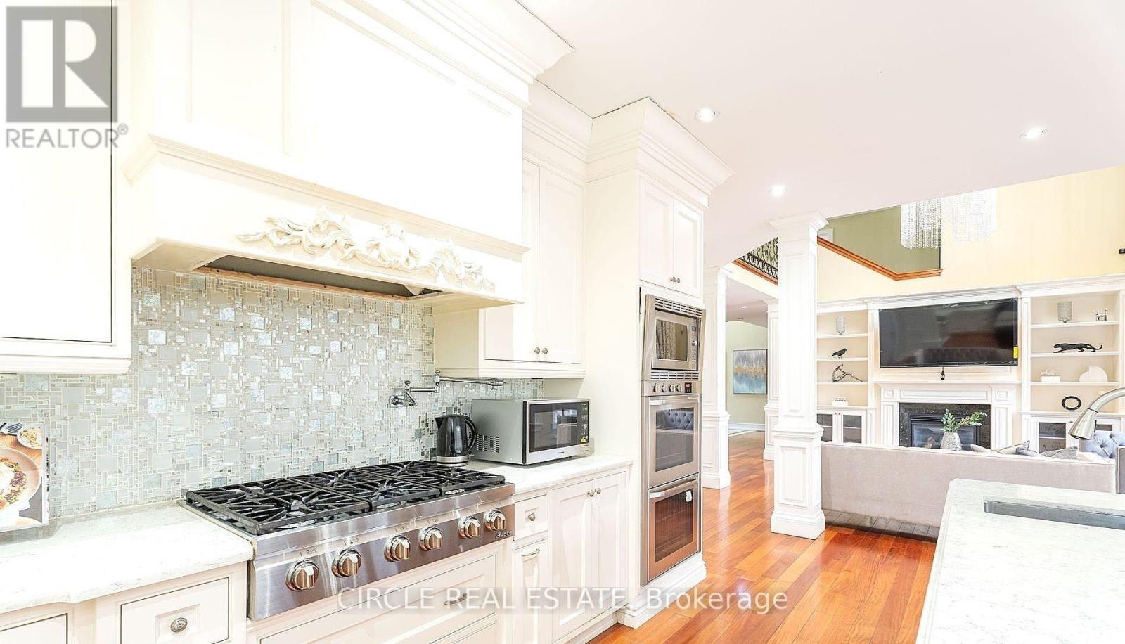 2489 Olinda Court, Mississauga, ON - Indoor Photo Showing Kitchen With Upgraded Kitchen