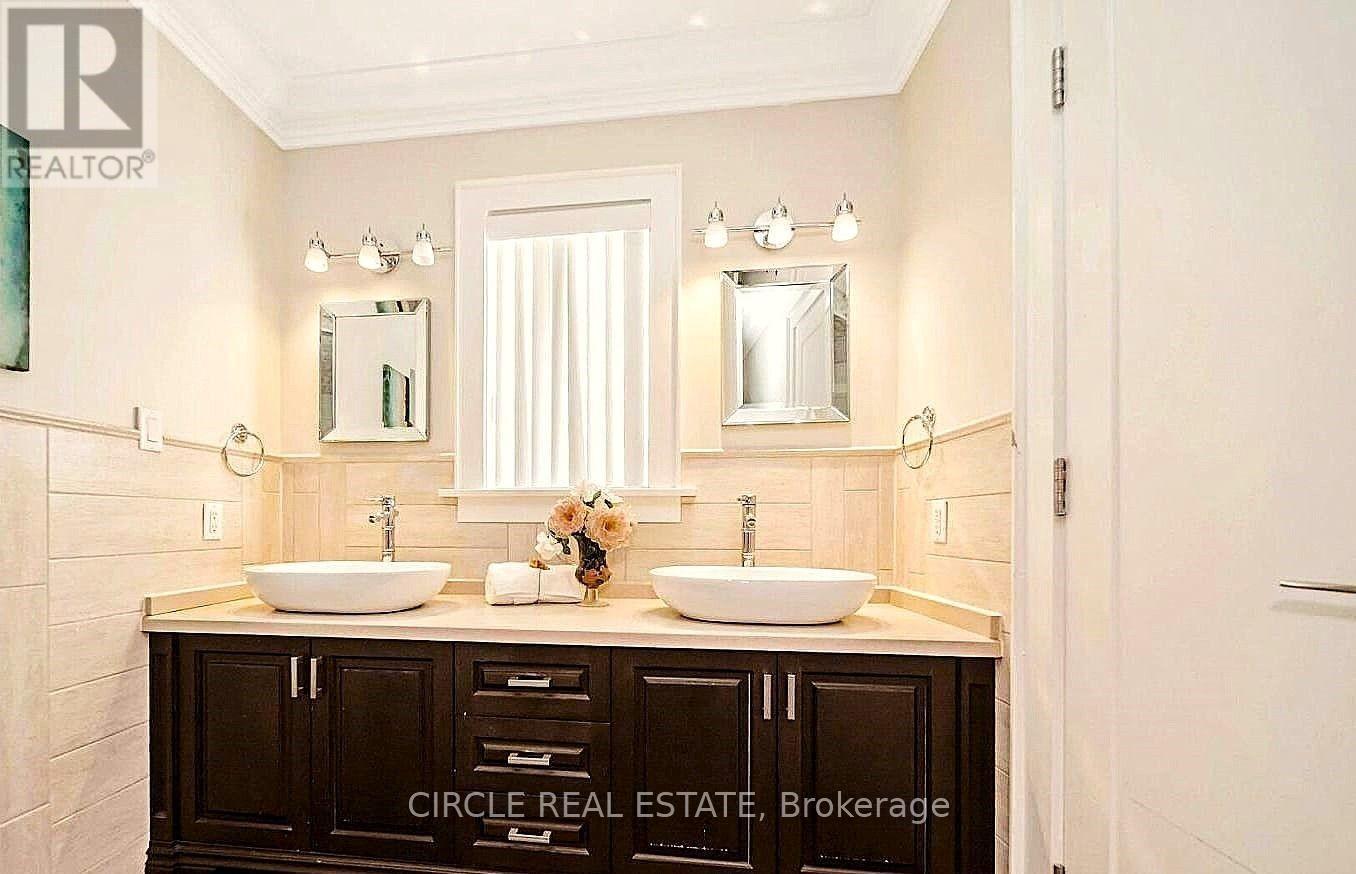 2489 Olinda Court, Mississauga, ON - Indoor Photo Showing Bathroom