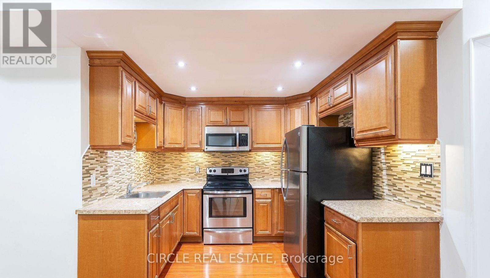 2489 Olinda Court, Mississauga, ON - Indoor Photo Showing Kitchen