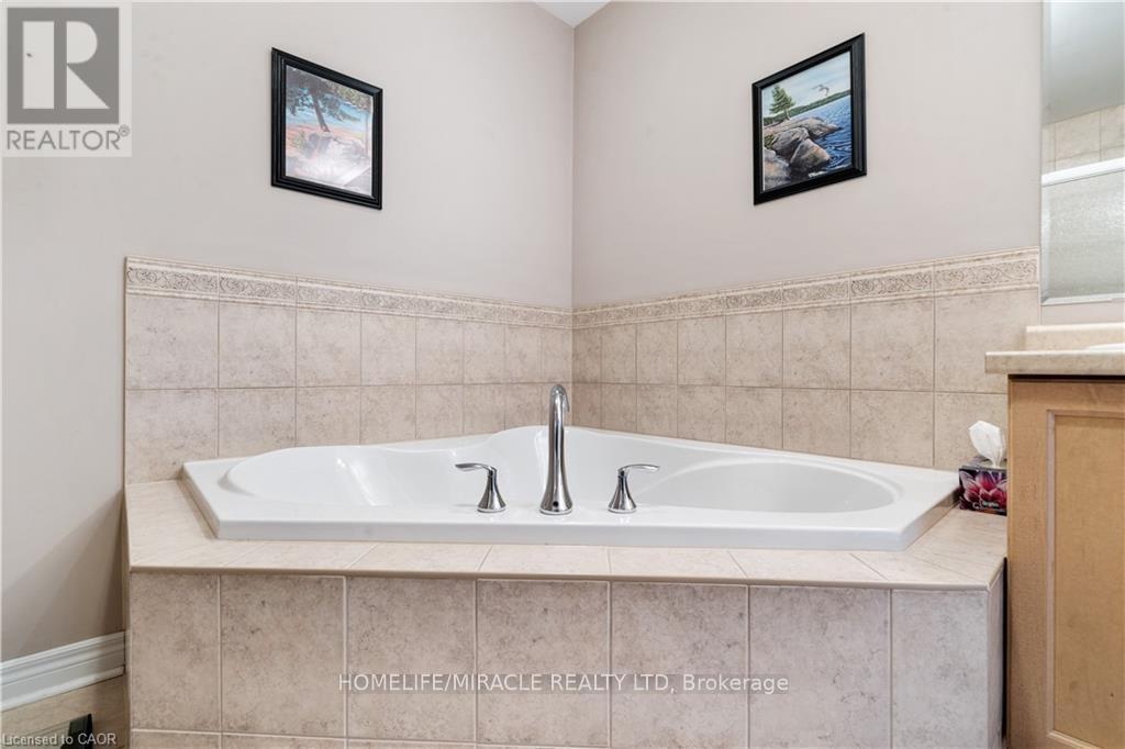 281 Doon South Drive, Kitchener, ON - Indoor Photo Showing Bathroom