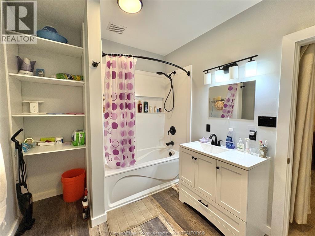 1794 Gladstone, Windsor, ON - Indoor Photo Showing Bathroom
