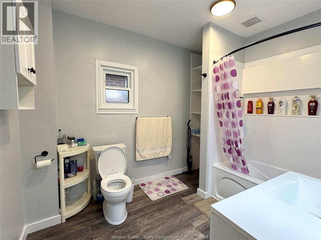 1794 Gladstone, Windsor, ON - Indoor Photo Showing Bathroom