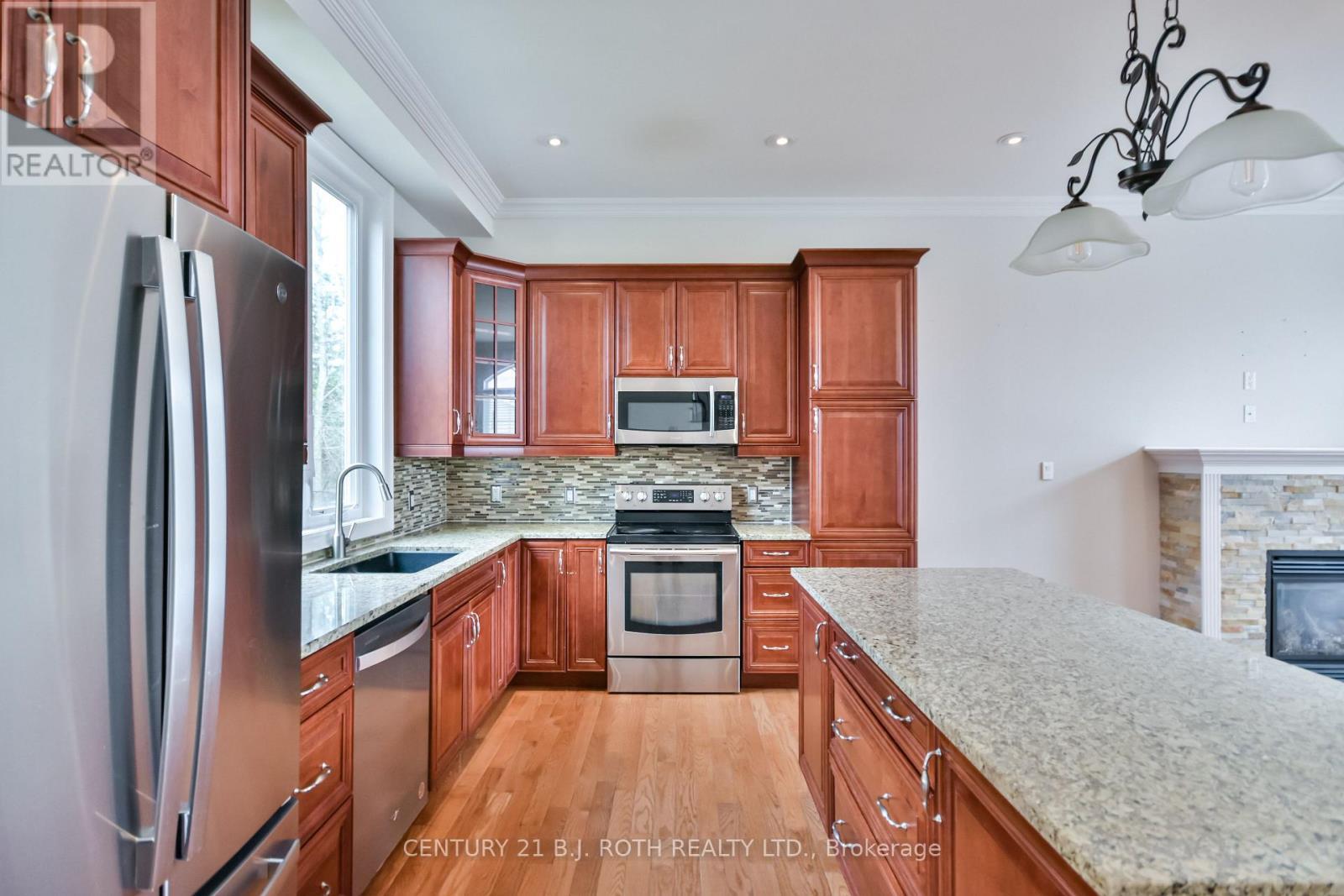 16 Gray Lane, Barrie, ON - Indoor Photo Showing Kitchen With Upgraded Kitchen