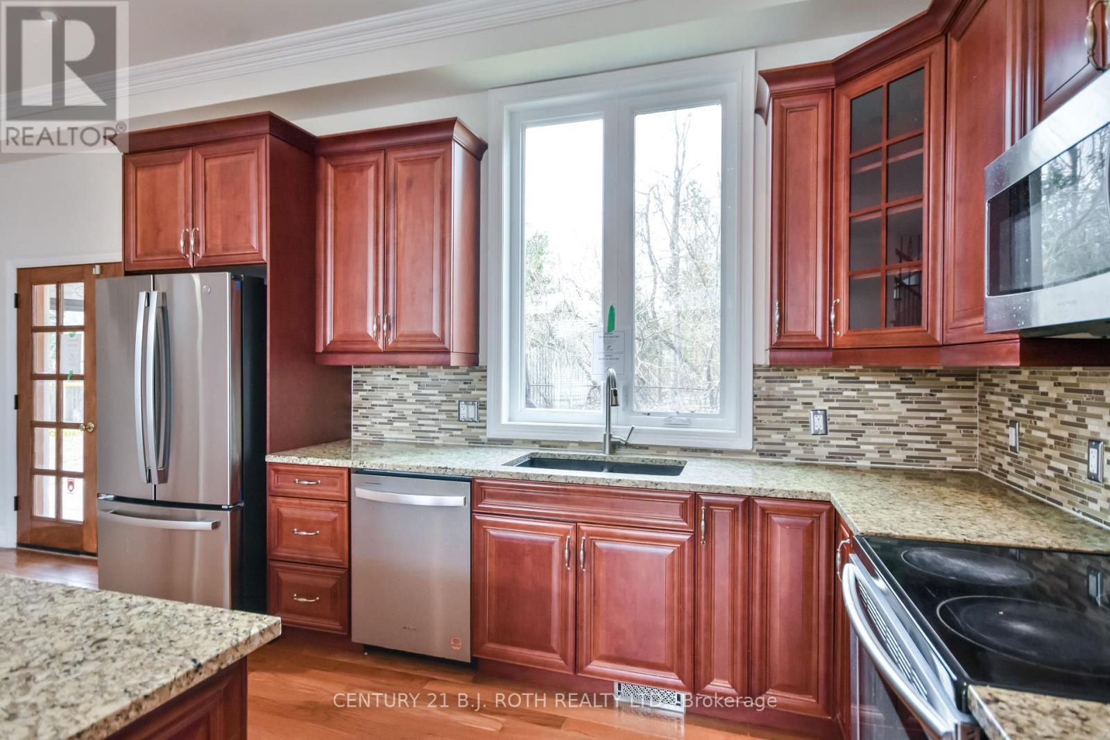 16 Gray Lane, Barrie, ON - Indoor Photo Showing Kitchen