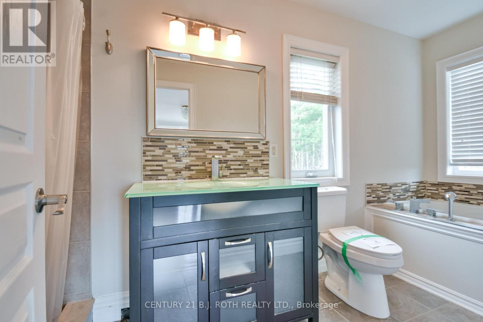 16 Gray Lane, Barrie, ON - Indoor Photo Showing Bathroom
