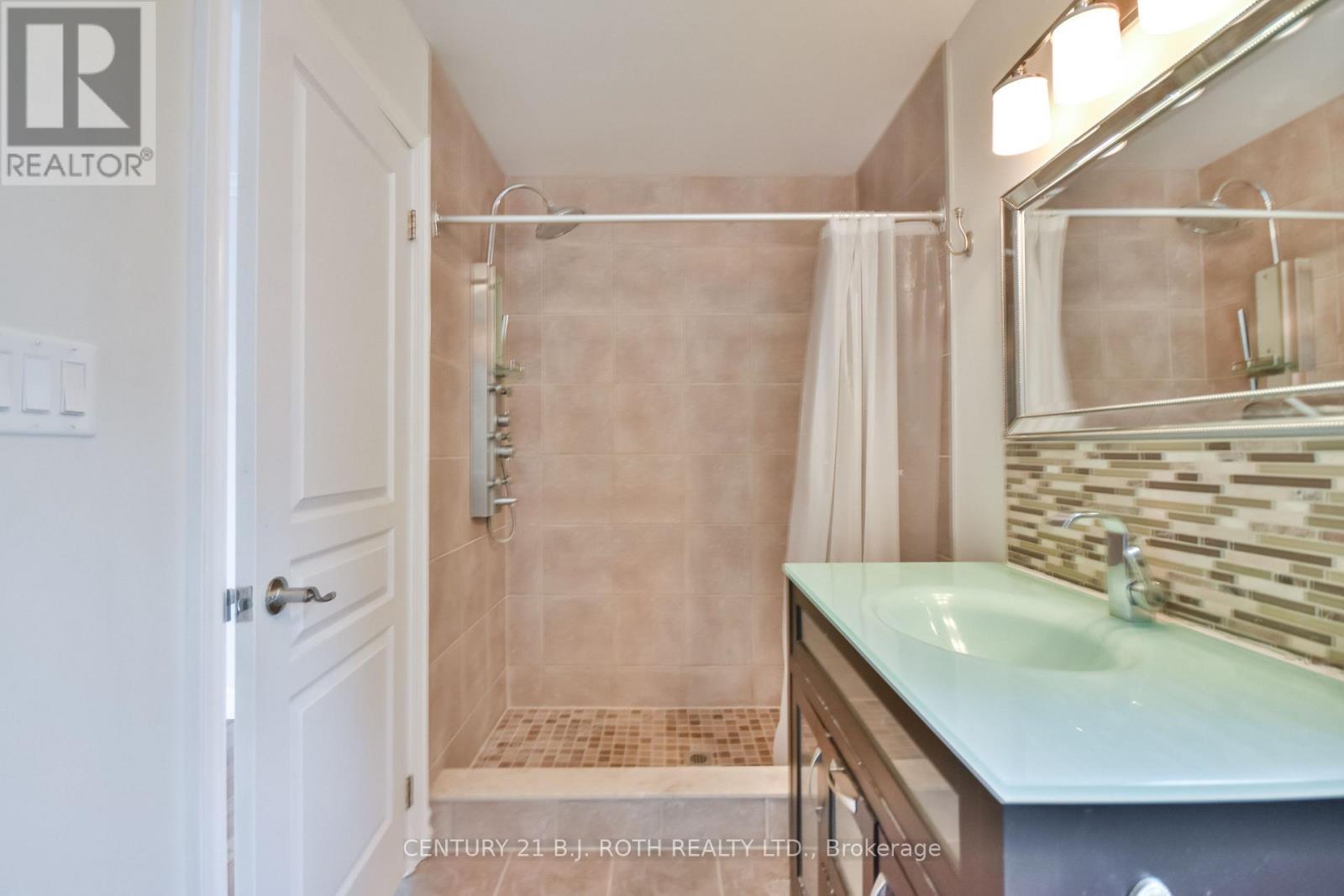 16 Gray Lane, Barrie, ON - Indoor Photo Showing Bathroom