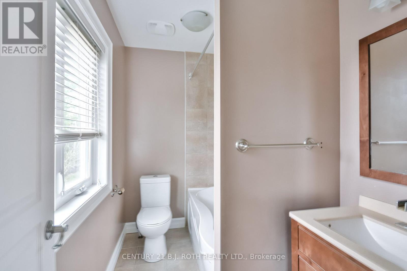 16 Gray Lane, Barrie, ON - Indoor Photo Showing Bathroom