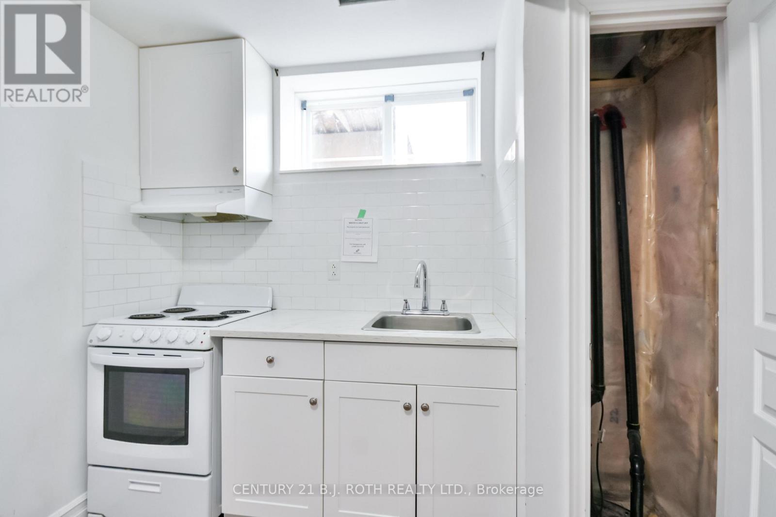 16 Gray Lane, Barrie, ON - Indoor Photo Showing Kitchen