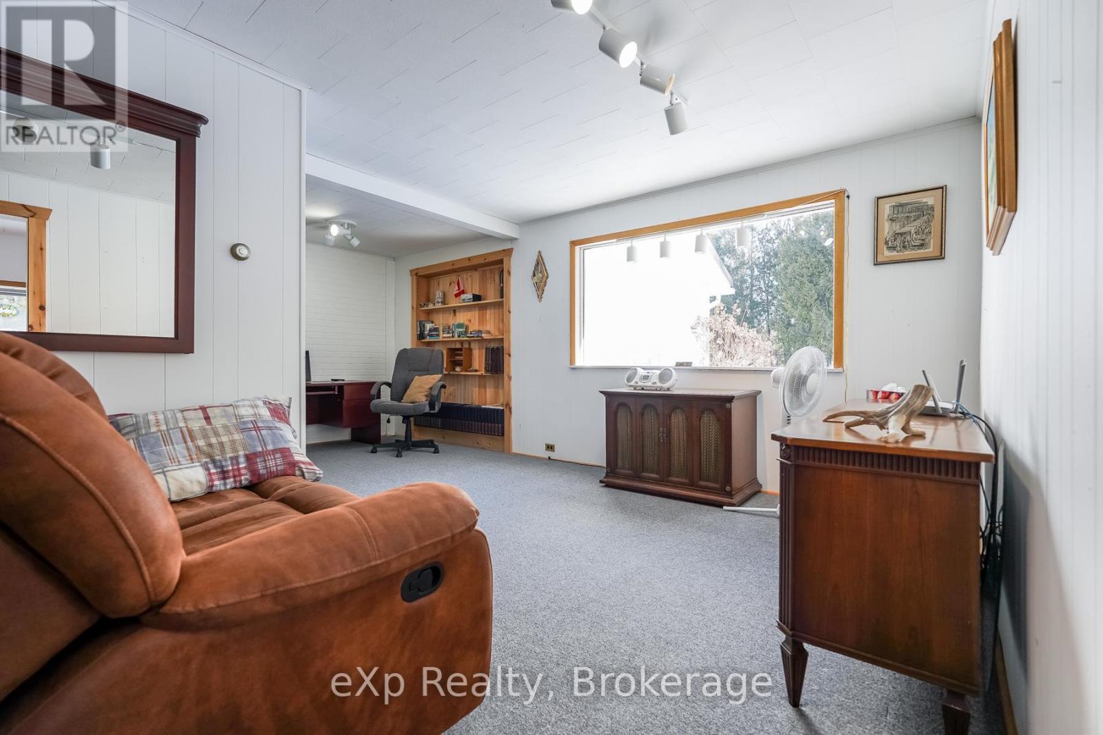 1483 Highway 6, South Bruce Peninsula, ON - Indoor Photo Showing Living Room