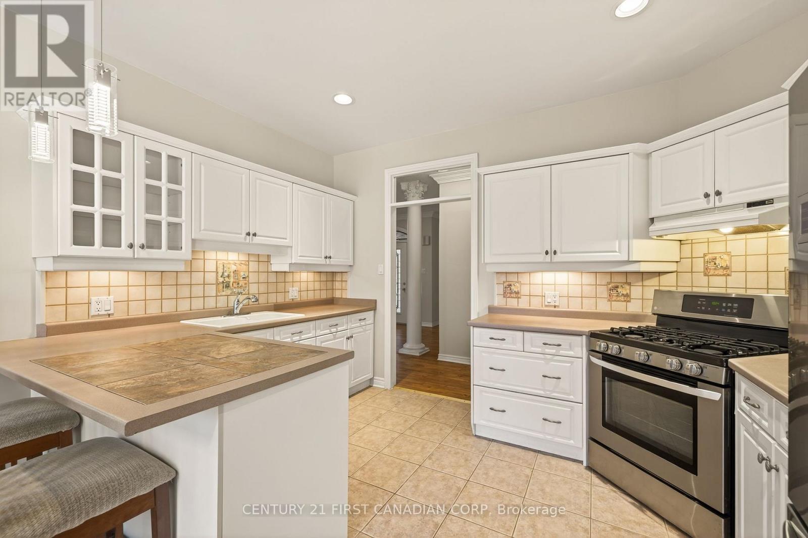 2616 Emerson Street, Strathroy-Caradoc (Mount Brydges), ON - Indoor Photo Showing Kitchen