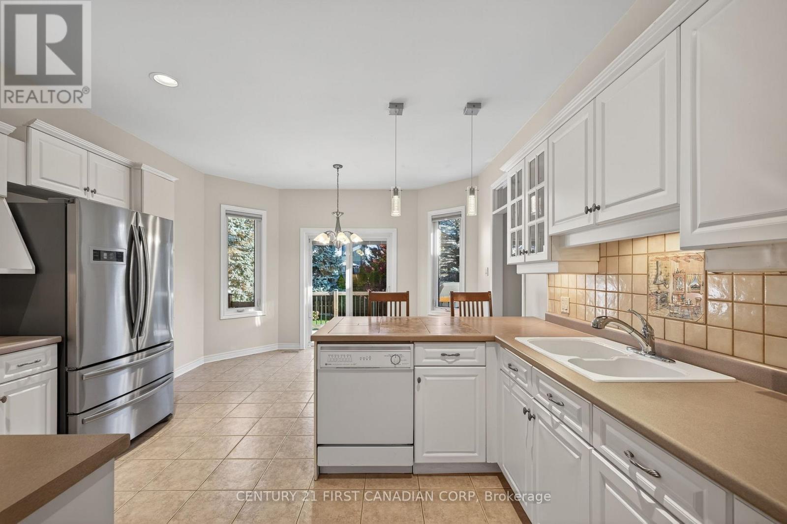 2616 Emerson Street, Strathroy-Caradoc (Mount Brydges), ON - Indoor Photo Showing Kitchen With Double Sink