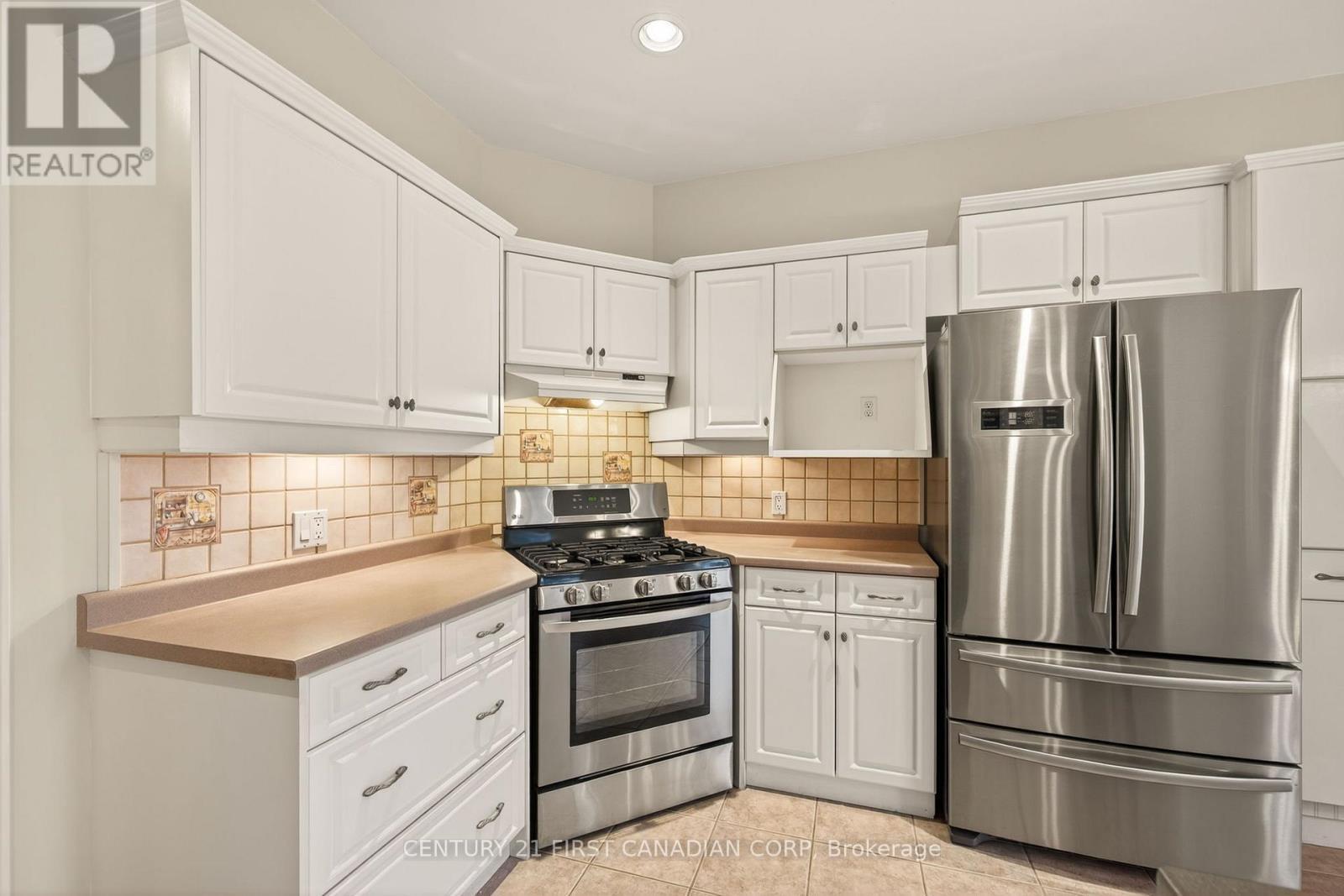 2616 Emerson Street, Strathroy-Caradoc (Mount Brydges), ON - Indoor Photo Showing Kitchen