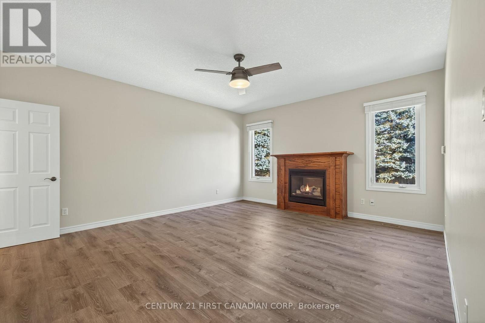 2616 Emerson Street, Strathroy-Caradoc (Mount Brydges), ON - Indoor Photo Showing Other Room With Fireplace